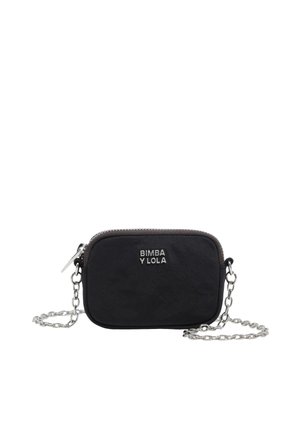 Bolso bandolera rectangular pequeño negro con cadena plateada y cremallera, con el logo "BIMBA Y LOLA" en el frente.