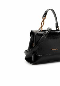 Sac à main noir brillant avec poignée à détail chaîne dorée et longue bandoulière, orné d’un petit logo doré de la marque Tamaris sur le rabat avant.