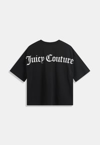 Mustast puuvillast T-särk, millel on lahtine lõige, lühikesed varrukad ja suur valge "Juicy Couture" logo trükitud tagaküljele.