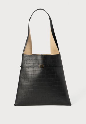 Zwarte leren tote bag met een krokodillenstructuur, een gladde onderzijde, een brede schouderband en een subtiele gouden accent bovenaan.