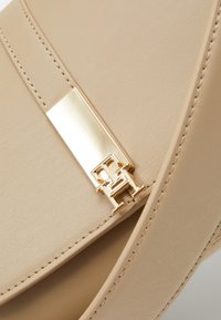 Tommy Hilfiger HERITAGE SADDLE BAG - Käekott - beige