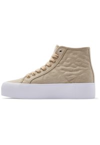 Beige vysoké tenisky s plátěným svrškem, hladkým povrchem a bílou gumovou platformou. Obsahují kovové očka a ploché šňůrky.