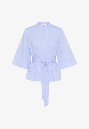 Svetlo modrá pruhovaná blúzka s mandarínským golierom, krátkymi širokými rukávmi, zapínaním na gombíky a viazaním v páse. Hladká textúra látky.