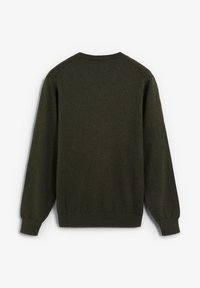 Suéter de punto verde oscuro con mangas largas, escote redondo y puños y dobladillo acanalados. Diseño sencillo con una textura suave y sin patrones visibles.