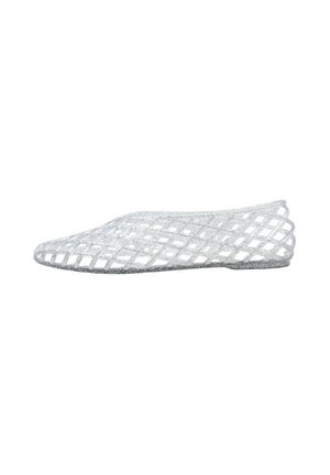 Zapato plano plateado transparente con un diseño de tejido abierto en forma de rejilla y puntera puntiaguda.