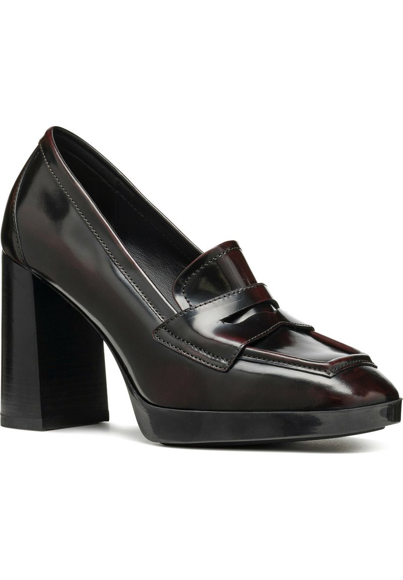 Mocassini con tacco alto in pelle bordeaux scuro, caratterizzati da una cintura decorativa e un tacco a blocco spesso con una finitura liscia.