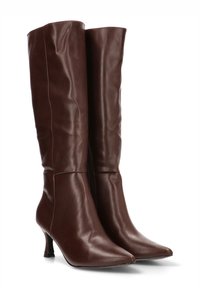 Botas de cuero marrón hasta la rodilla con un diseño elegante, puntas afiladas y un tacón delgado, que cuentan con una textura suave y detalles de costura sutiles.