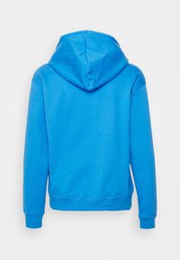 Modrá mikina s kapucí na stahovací šňůrku, dlouhými rukávy a žebrovanými manžetami. Měkká textura s jednobarevným provedením bez viditelných vzorů.
