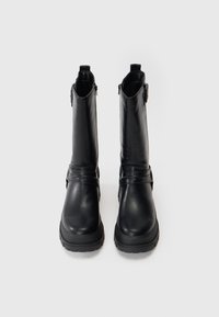 Čierne kožené členkové čižmy s hladkým povrchom, okrúhlou špičkou, masívnou podrážkou, bočným zipsom a dekoratívnym pásom na hornej časti.