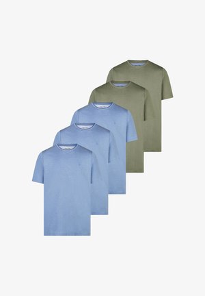 Fem t-shirts med korte ærmer og rund hals i ensfarvede farver, tre lyseblå foran og to olivengrønne bagved.