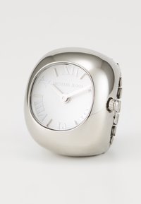 Michael Kors Uhr mit einem polierten silbernen Gehäuse, weißem Zifferblatt mit römischen Ziffern und glatter Textur; ausgestattet mit einer hervorstehenden Krone und Akzentverzierungen.