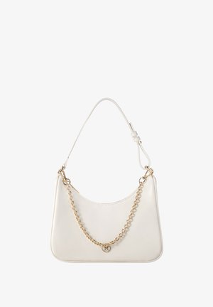 Bílá kožená kabelka s zakřiveným tvarem, krátkým popruhem a detailem zlatého řetízku na přední straně. Hladká textura s minimálními akcenty.