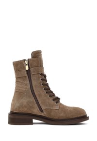 Bottine en suède marron avec un laçage à l'avant, fermeture éclair sur le côté et un talon rectangulaire. Tige texturée avec des coutures sur les côtés.