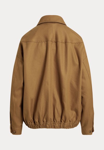 Giacca di cotone marrone con maniche lunghe, polsini con bottoni, vita elasticizzata e colletto a punta, mostrata da dietro su sfondo bianco.