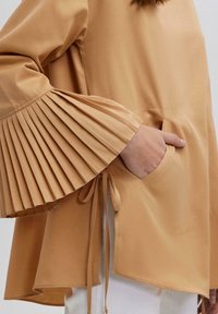 Touché Privé PLEATED - Tunika - camel