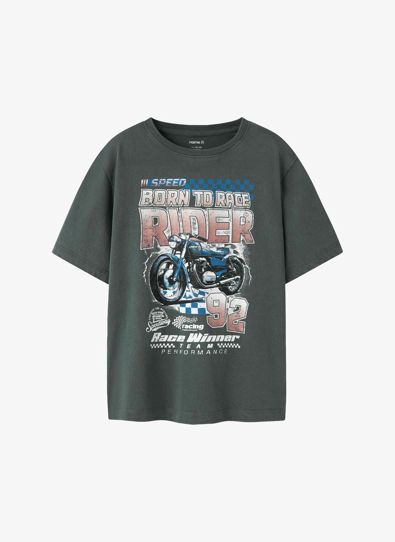 T-shirt gris foncé avec graphique de moto style vintage et texte "Born to Race Rider", numéro 92, et éléments de design thématiques de course.