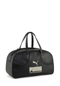 Sort Puma rejsetaske med to håndtag og beige logotekst "PUMA MACHT'S MIT QUALITÄT" foran, skråt set på hvid baggrund.