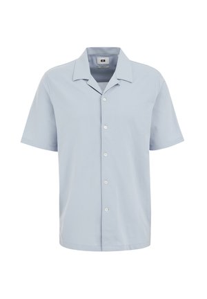 Lysblå kortærmet skjorte lavet af blødt stof med en klippet krave og fem hvide knapper foran.