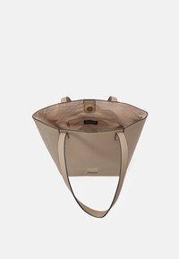 Tan taška přes rameno se strukturovaným tvarem, hladkým povrchem, dvojitými ramenními popruhy a prostorným interiérem potaženým látkou s kapsou na zip.