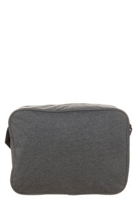 Šedá látková taška přes rameno s obdélníkovým tvarem, plochým designem, překlapávacím víkem a nastavitelným popruhem. Minimální detaily a hladká textura.