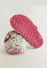 Chaussures à imprimé léopard avec une tige en beige texturé et une semelle en caoutchouc rose ondulée ; dotées d'une sangle à boucle pour un maintien sécurisé.