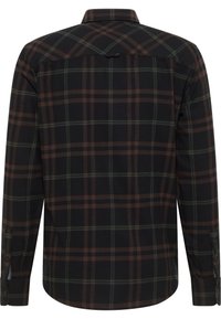 Chemise en flanelle noire présentant un motif à carreaux brun foncé, vert et orange, avec un col pointu et des poignets à boutons.