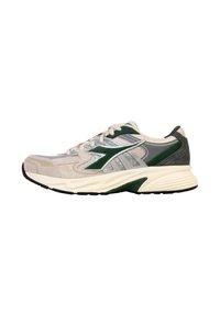 Scarpa da corsa con una combinazione di rete grigia e suede, dettagli verdi, una spessa intersuola bianca e suola in gomma nera.
