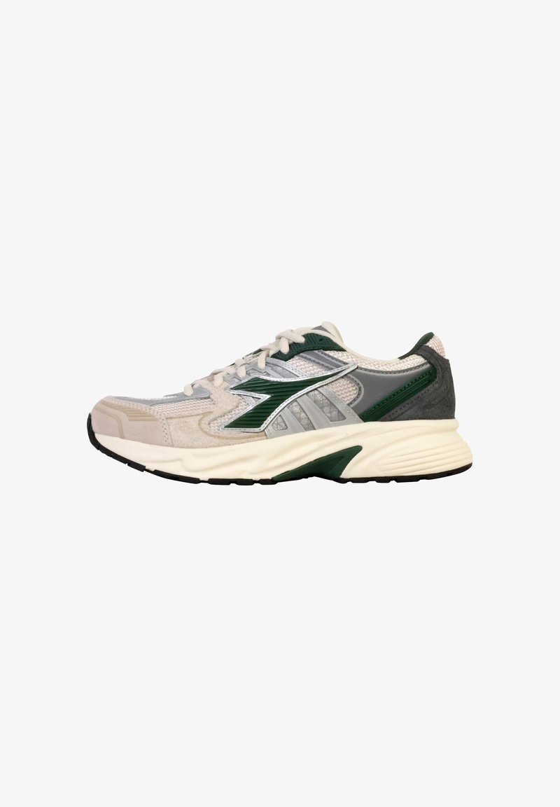 Zapatilla de correr que presenta una combinación de malla gris y ante, acentos verdes, una gruesa entresuela blanca y suela de goma negra.