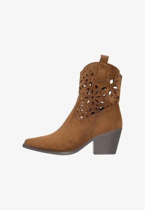 Brauner Wildleder-Stiefelette mit ausgeschnittenen Blumenmustern, spitz zulaufender Zehenpartie und gestapeltem Blockabsatz.