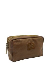 Trousse de maquillage marron avec une texture brillante, fermeture éclair et un patch en cuir beige. Forme rectangulaire compacte pour un rangement facile.