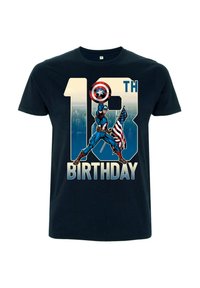 Námornícky modré bavlněné tričko s grafikou superhrdiny, který drží štít a americkou vlajku, s tučným textem "18. NAROZENINY".