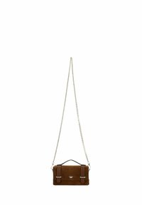 Sac bandoulière rectangulaire marron avec sangle chaîne argentée, poignée supérieure, détails de boucle et petit logo métallique sur le rabat avant.