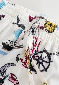 Valged riidest lühikesed püksid merendusliku mustriga, mis sisaldab paate, kalu ja ankruid, elastse vöökoha ning reguleeritava paelaga.