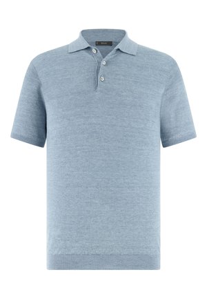 Lichtblauw poloshirt met korte mouwen, drie witte knopen en een geribbelde kraag en zoom, weergegeven op een witte achtergrond.