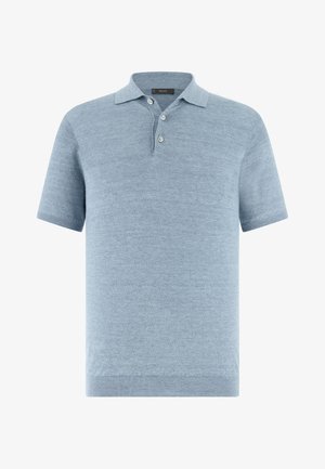 Lichtblauw poloshirt met korte mouwen, drie witte knopen en een geribbelde kraag en zoom, weergegeven op een witte achtergrond.