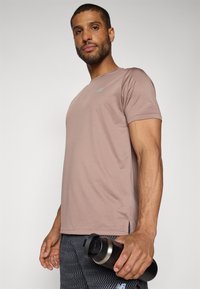 New Balance ESSENTIALS - T-shirt till träning - earth shadow