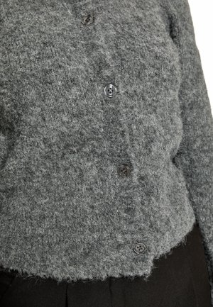 Cardigan grigio lavorato a maglia con una texture morbida e pelosa. Presenta cinque bottoni rotondi neri e un orlo leggermente corto.