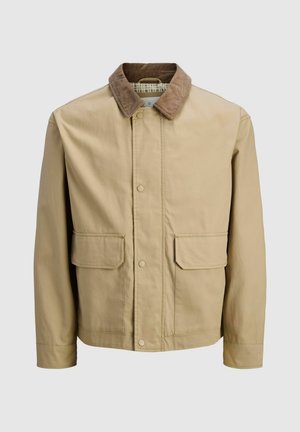 Chaqueta exterior beige de algodón con cuello de pana, con dos bolsillos frontales y cierre de botón a presión.