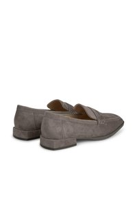 Graue Wildleder-Loafers mit niedrigem Blockabsatz, die eine dekorative Naht und subtile Stickdetails auf der Oberseite aufweisen.