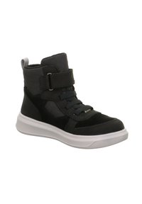 Schwarzer High-Top-Sneaker aus einer Mischung von Wildleder und Stoff, mit grauen Akzenten, verstellbarem Klettverschluss und einer weißen Gummisohle.
