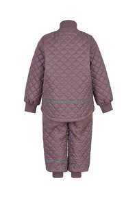 Gepolstertes zweiteiliges Outfit in einem gedämpften Purpurton, mit hohem Kragen, gerippten Bündchen und einem reflektierenden Streifen an der Hose.