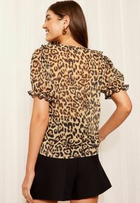 Friends Like These RUFFLE FRONT PUFF SLEEVE REGULAR FIT - Pluus - leopard brown
