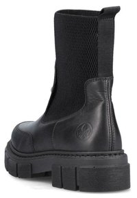 Melnas potītes zābaki ar gludu ādas purngalu un teksturētu elastīgu acs augšdaļu, ar vilkšanas cilpu, biezu gumijas zoli un logotipa detaļu.