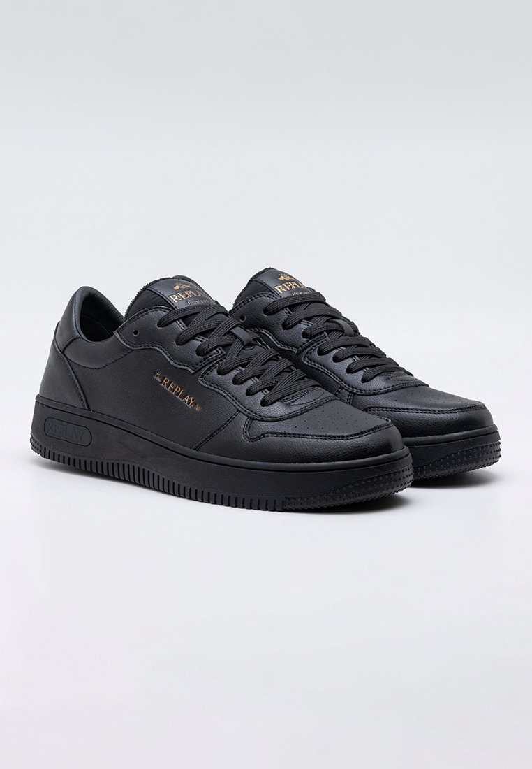 Czarne skórzane sneakersy o gładkiej fakturze, z okrągłym noskiem, sznurowanym zapięciem i gumową podeszwą. Złote akcenty i logo są obecne.
