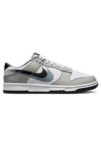 Scarpe Nike Dunk Low in pelle grigia, bianca e nera con una finitura testurizzata. Presentano un grande Swoosh nero e un accento in gradiente blu.