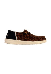 Chaussure en imprimé léopard avec un tissu marron et noir, semelle blanche, deux œillets et couture décorative le long de la couture. Surface texturée.