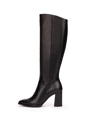 Bota de cuero negra hasta la rodilla con punta puntiaguda y tacón grueso sobre fondo blanco, mostrando perfil lateral.