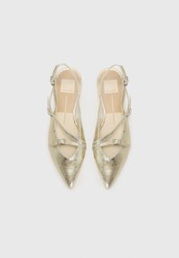 Metalliske gullpointe slingback-sko med krysslagte stropper og spennedetaljer. Glatt tekstur med en blank finish.