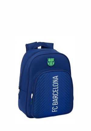 Zaino blu navy con un design testurizzato, dotato di una tasca frontale con zip e logo del FC Barcelona in verde. Inclusi spallacci ergonomici.