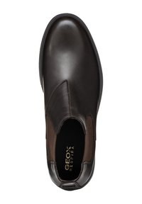 Scarpa marrone in pelle senza lacci con inserti elastici ai lati, texture liscia, punta arrotondata e logo "GEOX RESPIRA" sulla soletta.